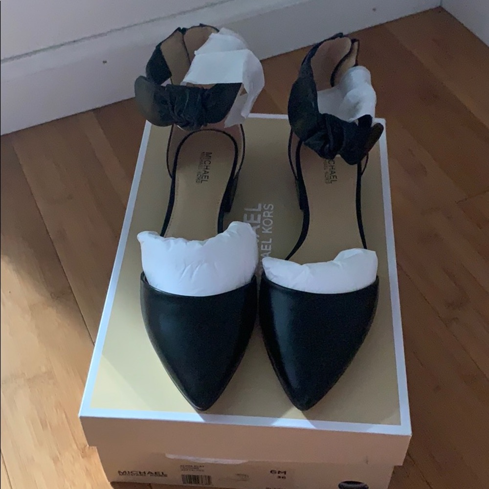 Michael Kors Alina flat leather shoes. Size6